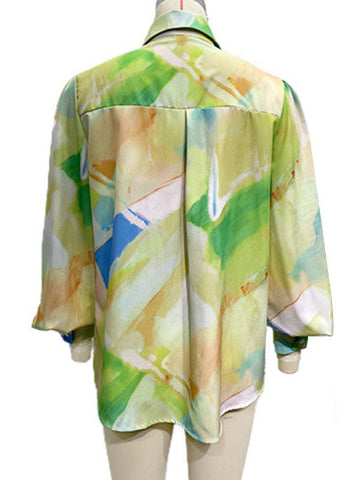 Blusas y camisas de manga larga sueltas con botones y solapa con estampado de colores en contraste. 