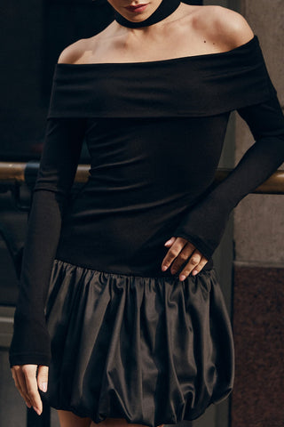 Langärmliges, schulterfreies Minikleid mit Puffärmeln 