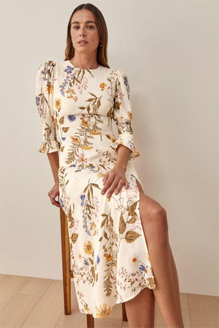 Vestido midi con abertura y manga corta con cuello redondo y estampado floral 