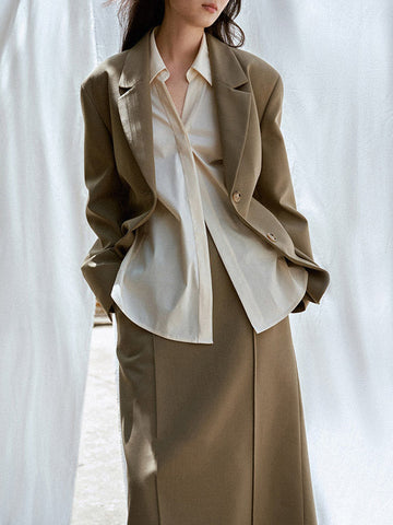 Conjunto de tres piezas de blusa y camisa de manga larga con solapa, botones sueltos, falda, pantalón y blazer con cuello con muescas. 