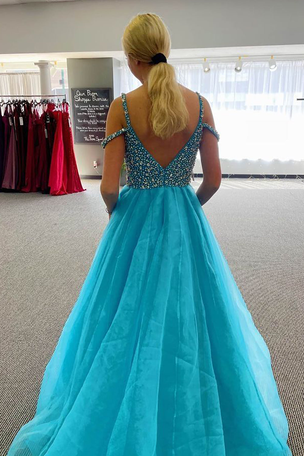 Vestido de fiesta largo azul con hombros descubiertos y cuentas