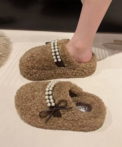 Zapatillas blancas de piel sintética con cuentas y diseño de uñas 