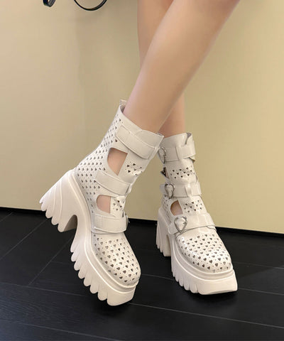 Botas de piel de vaca blanca estilo boutique con hebillas huecas y empalmes 