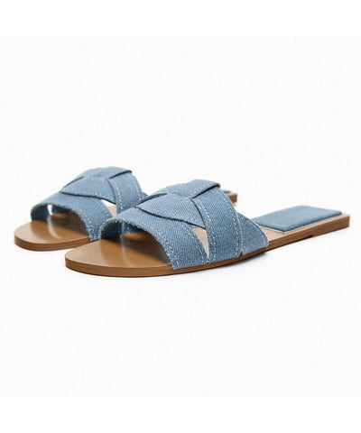 Pantuflas planas informales con tiras cruzadas en azul vaquero y punta abierta, verano 2025 