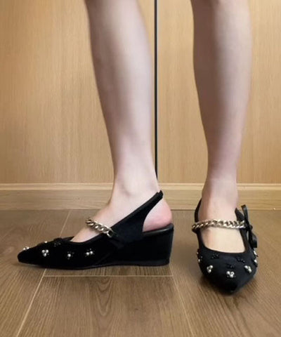 Sandalias de tacón alto con cuña y punta puntiaguda de boutique con cadena y lazo negro 