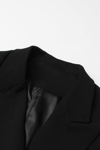 Blazer largo minimalista con solapa y hombreras, cintura ceñida y doble botonadura 