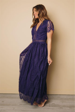 Maxikleid mit Spitze und V-Ausschnitt und Flatterärmeln 