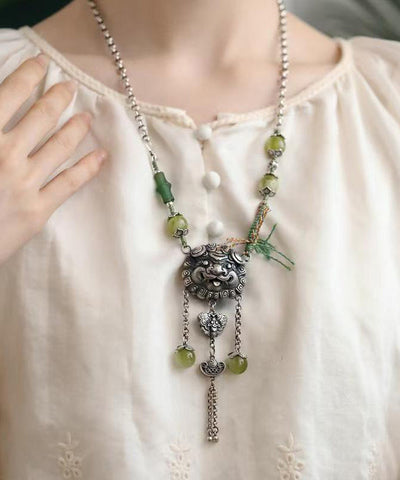 Collar vintage de plata de ley verde con borla de jade y lazo 