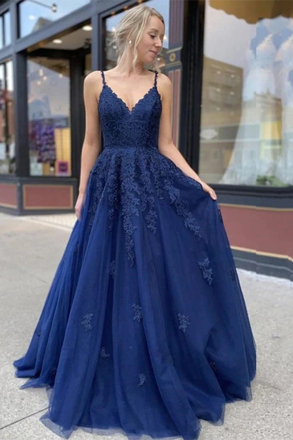 Langes, blaues Ballkleid mit Applikationen