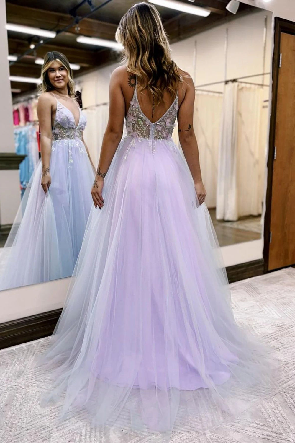 Vestido de fiesta largo lila con tirantes finos y abertura delantera