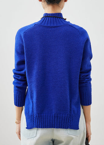 Suéter de punto orgánico azul de cuello alto con abertura lateral para primavera 
