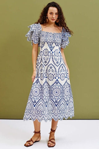 Vestido midi fruncido con volantes y encaje bordado Della 