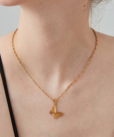 Elegante collar con colgante de mariposa de amor en acero inoxidable dorado 