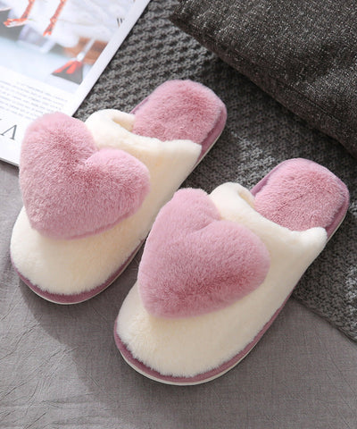 Pantuflas rosas con forro de lana afelpada y corazón. 
