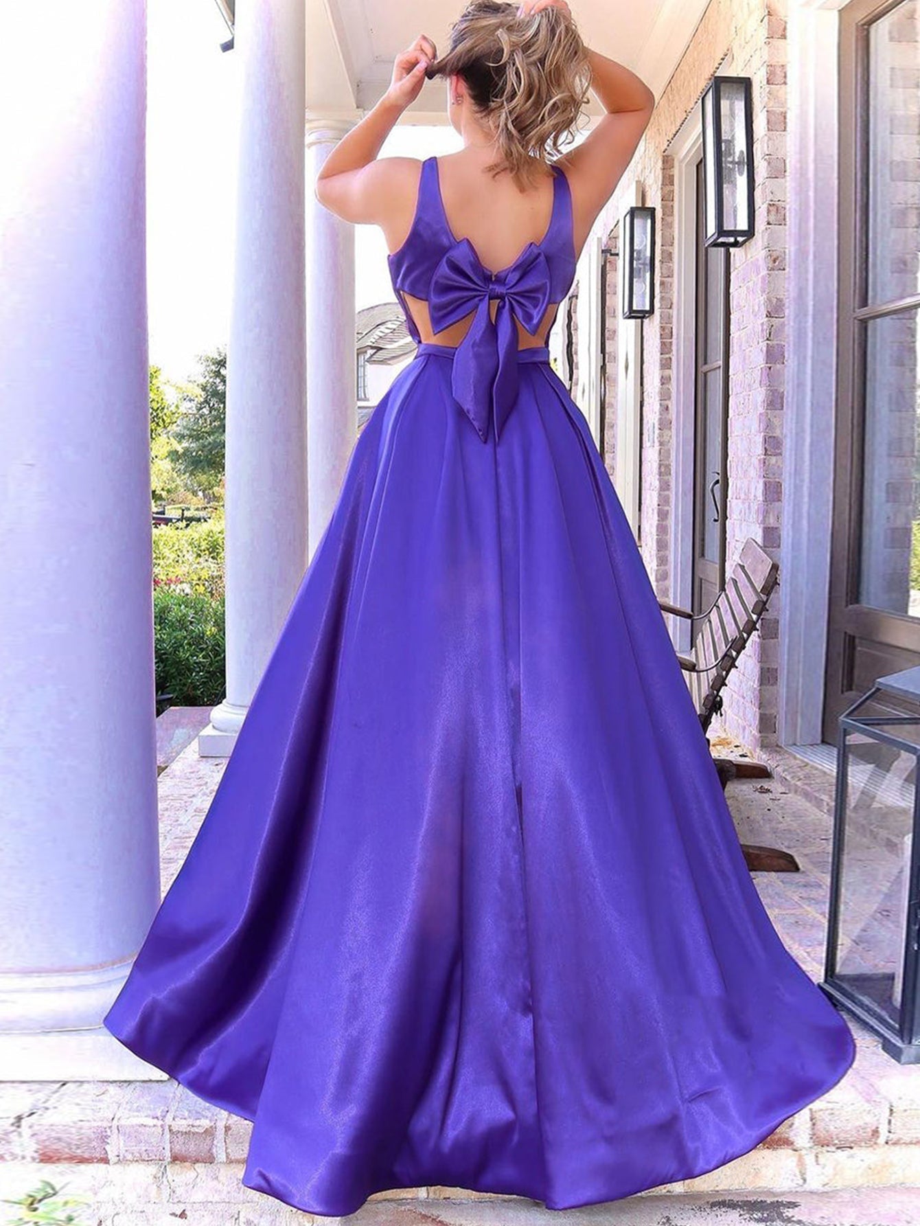 Langes lila Ballkleid in A-Linie mit V-Ausschnitt