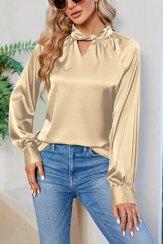 Blusa de satén con cuello abierto y diseño de planes de vuelo VIP 