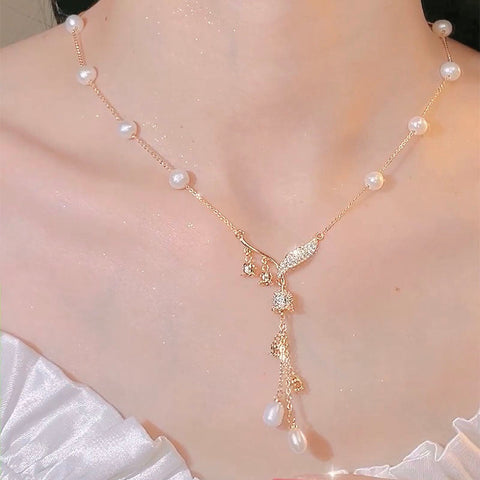 Collar con colgante de borla de orquídea, campana y perla de circonita dorada y plata de ley. 