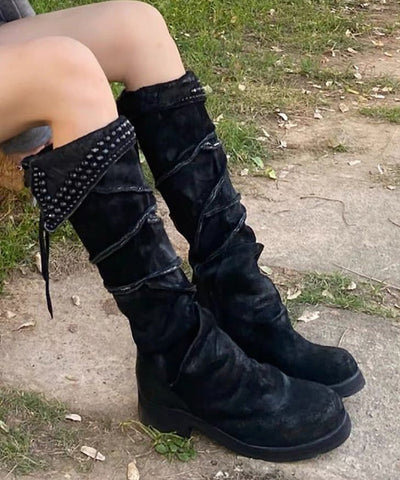 Stilvolle Nietenspleiß-Stiefel aus schwarzem Wildleder 