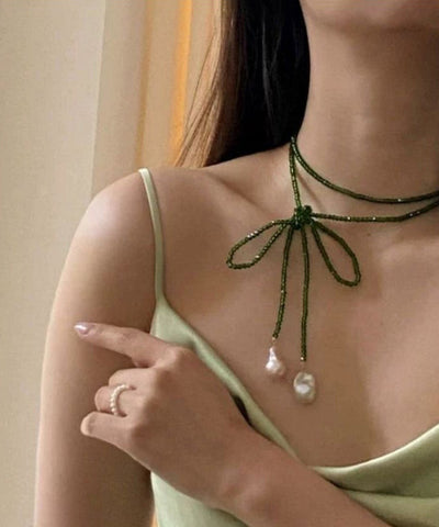 Collar moderno con colgante de suéter con cuentas de cristal y perla verde 