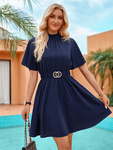 Lässiges Sommerkleid mit hohem Kragen und Ringdetails, kurze Sommerkleider 