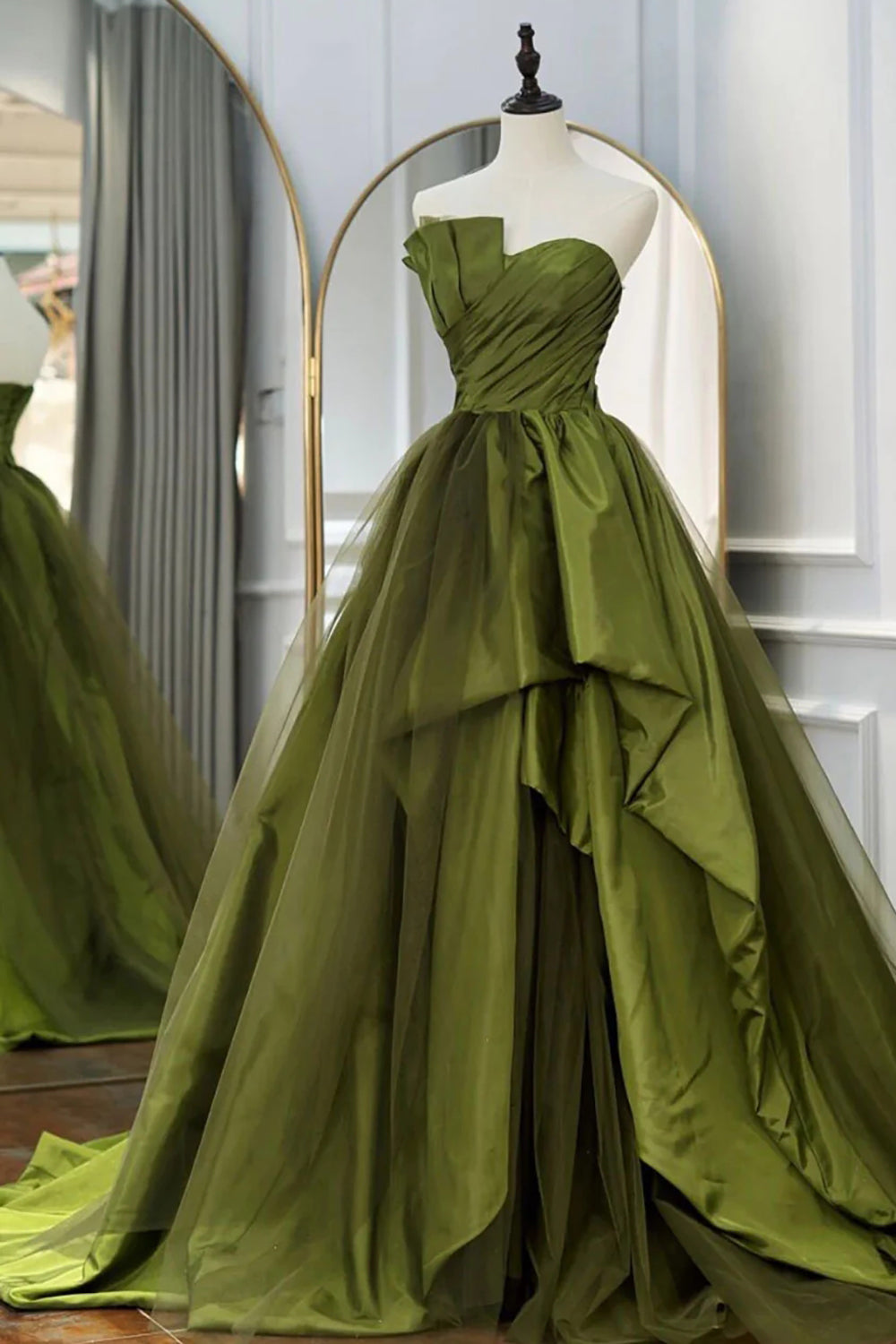 Vestido de fiesta largo verde con volantes, tirantes asimétricos y corte A