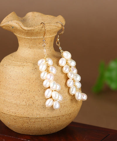 Pendientes colgantes con brochetas de uva y perla en oro blanco de 14 quilates 