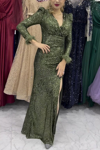 Vestido largo de noche con abertura y mangas con ribete de plumas y lentejuelas de Sparkle World 