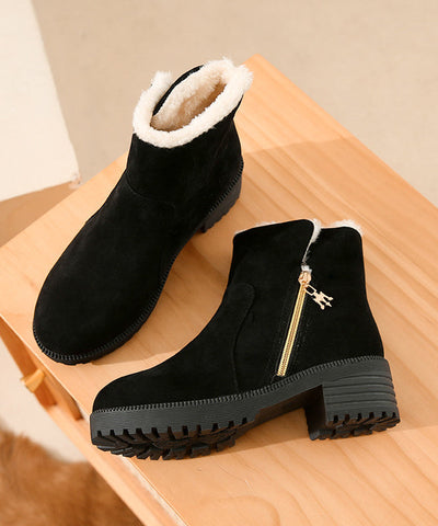 Schwarze klobige Stiefel mit Reißverschluss und flauschigem Wollfutter 