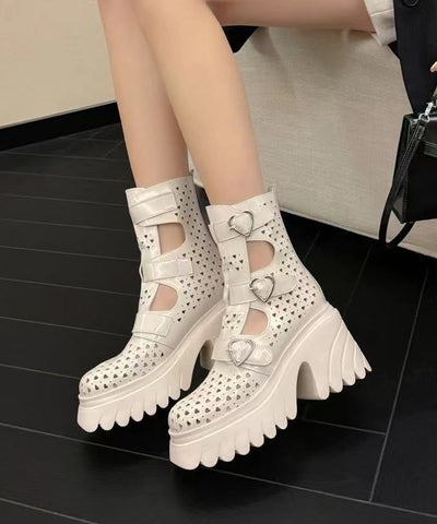 Botas de piel de vaca blanca estilo boutique con hebillas huecas y empalmes 