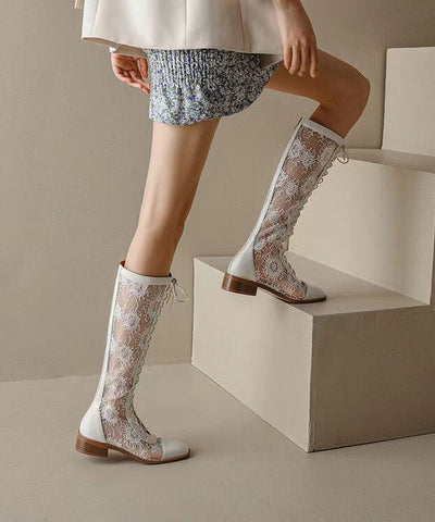 Schicke weiße, ausgehöhlte Schnürstiefel mit dicker Sohle 