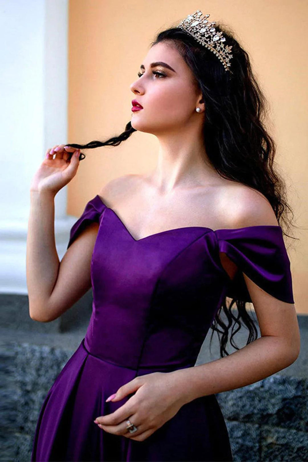 Vestido de fiesta largo morado con hombros descubiertos y abertura delantera