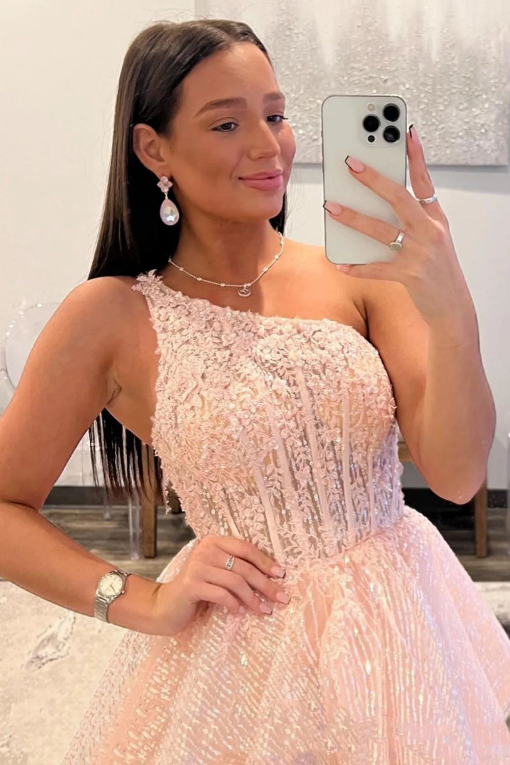 A-Linien-Abendkleid in Rosa mit einem Träger und Rüschen