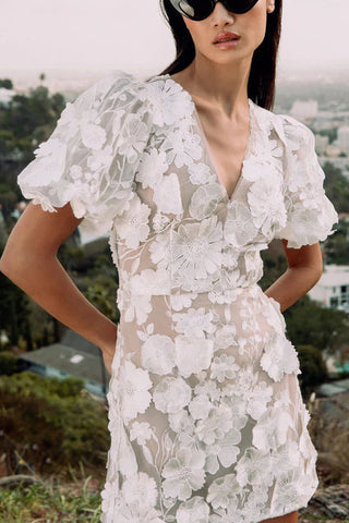 Garden Gala – Minikleid mit bestickten Blumenapplikationen und Puffärmeln 