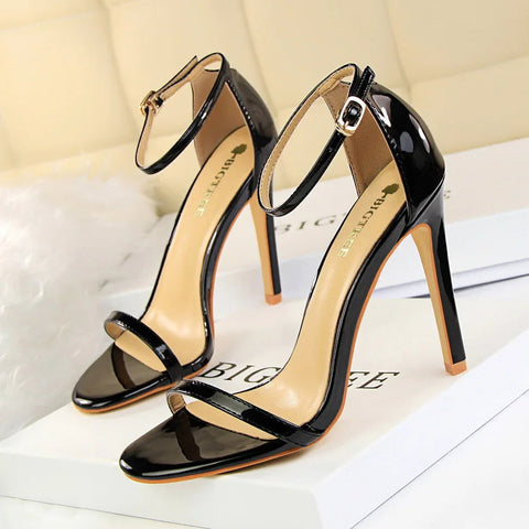 Sandalias de verano de estilo europeo con tacones súper altos y punta abierta de charol, tacones sexis para discoteca para mujer 