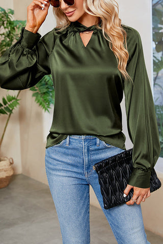Blusa de satén con cuello abierto y diseño de planes de vuelo VIP 