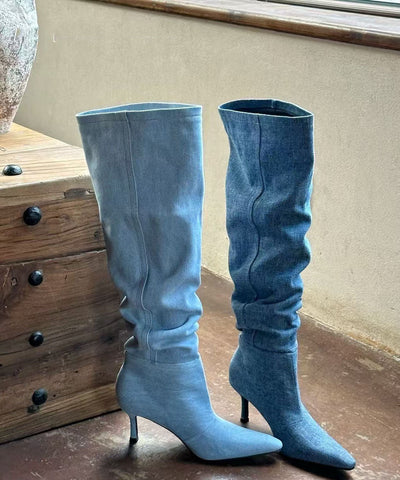 Stilvolle hellblaue Jeansstiefel mit Stilettoabsatz und spitzer Zehenpartie 