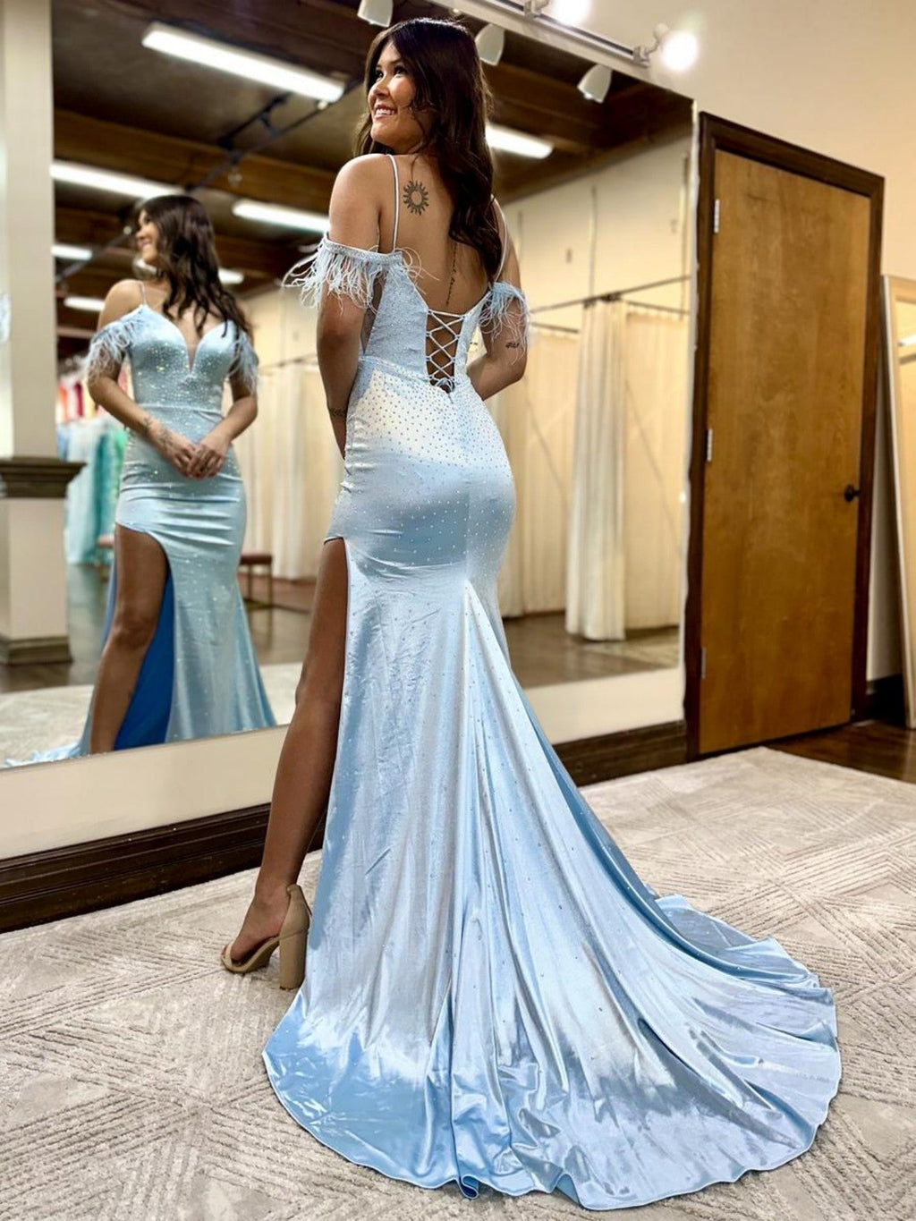 Vestido de fiesta largo con escote en V y plumas azules brillantes con abertura