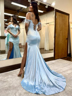 Vestido de fiesta largo con escote en V y plumas azules brillantes con abertura
