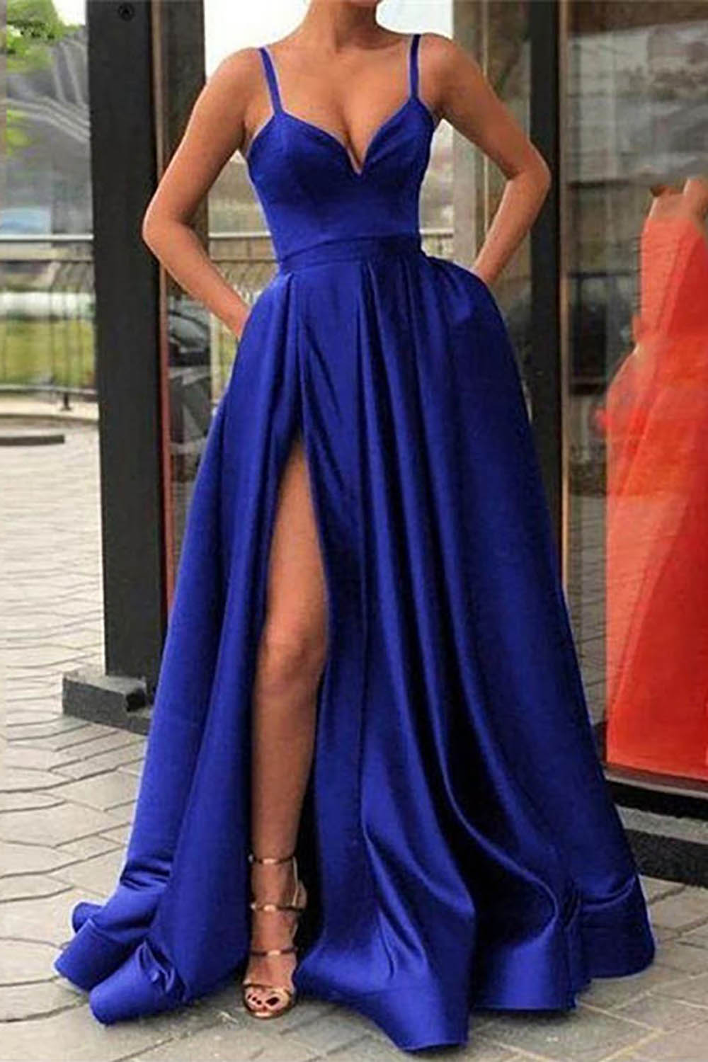 Schwarzes, langes A-Linien-Abendkleid mit Spaghettiträgern und Schleier