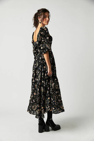 Vestido midi con volantes y corpiño fruncido con estampado de iris 