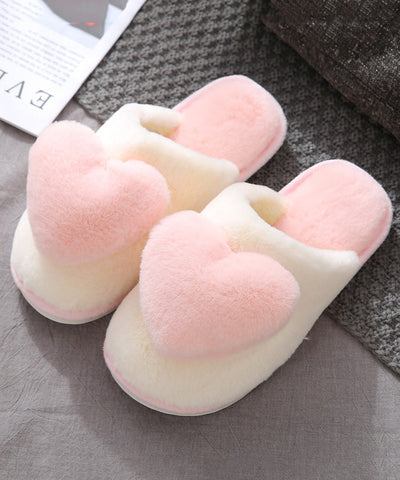 Pantuflas rosas con forro de lana afelpada y corazón. 