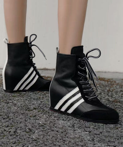 Stilvolle schwarze Keilstiefel aus Rindsleder mit gekreuzten Riemen 