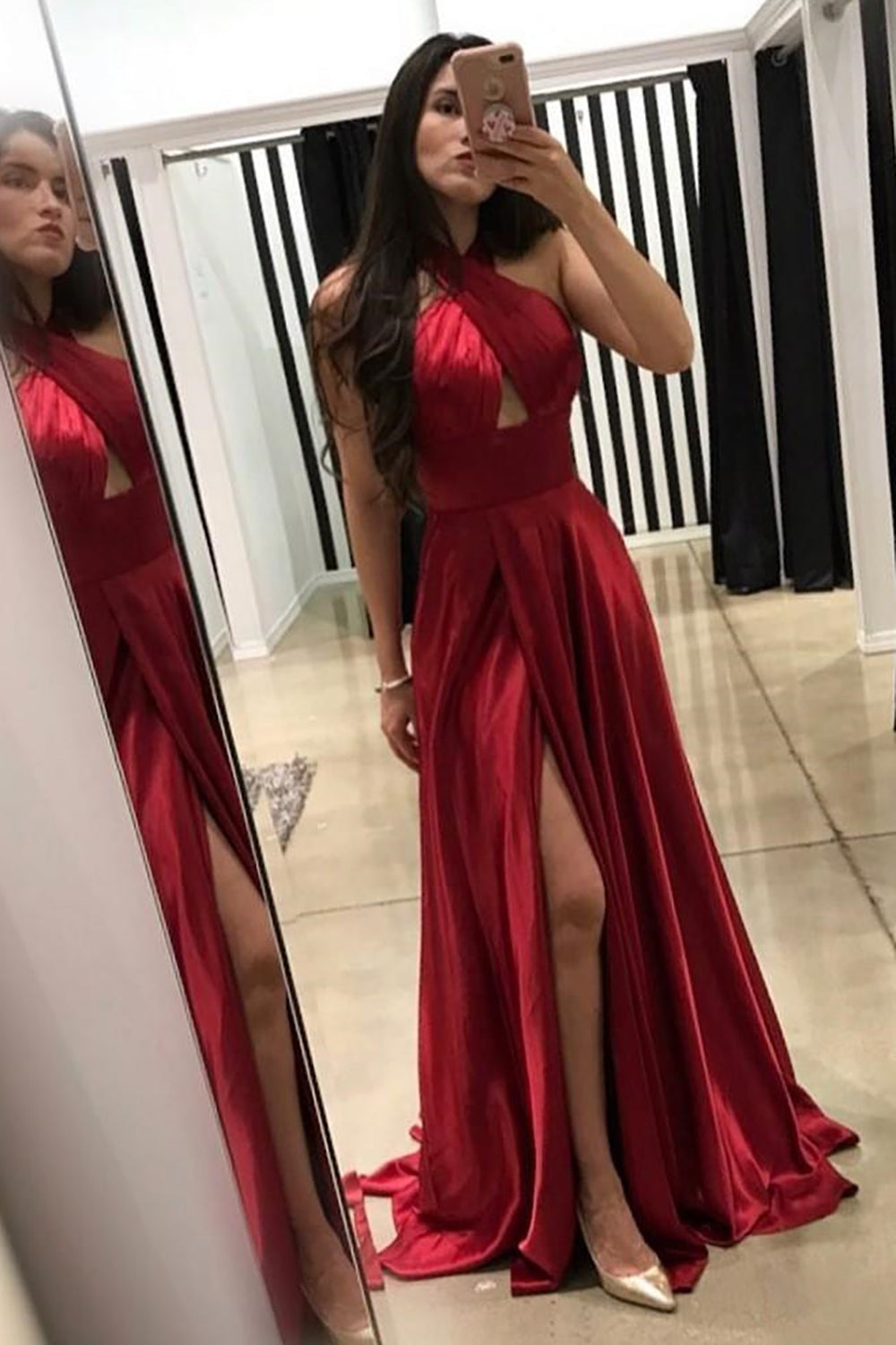 Vestido de fiesta largo morado con escote halter y espalda descubierta