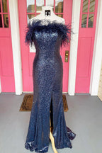 Vestido de fiesta largo de sirena sin tirantes con lentejuelas azul claro y plumas