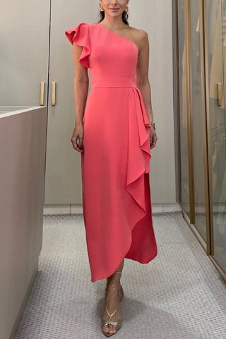 Modern Muse – Maxikleid mit One-Shoulder-Träger, Rüschenärmeln und unregelmäßigem Schlitz 