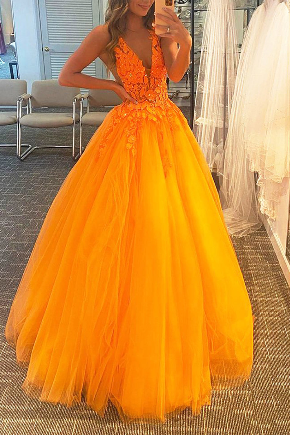 Orangefarbenes A-Linien-Abendkleid mit V-Ausschnitt und Applikationen