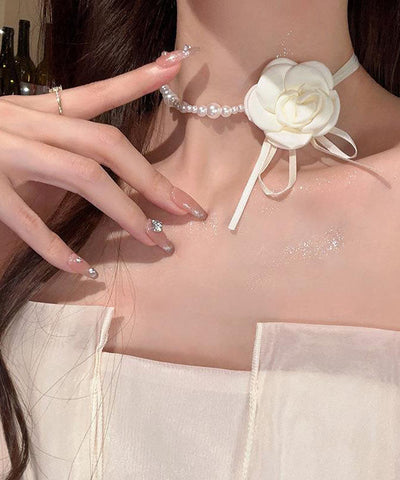 Vogue Halskette mit asymmetrischem Perlen-Kamelienblüten-Anhänger aus weißem Stoff 