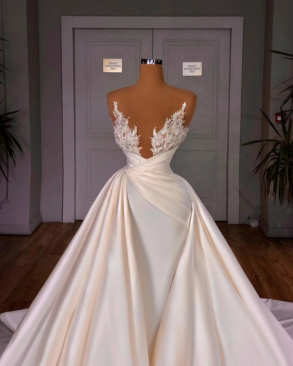 Elegantes, ärmelloses, langes Brautkleid in A-Linie mit Kathedralenschnitt und V-Ausschnitt