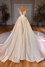 Elegantes, ärmelloses, langes Brautkleid in A-Linie mit Kathedralenschnitt und V-Ausschnitt