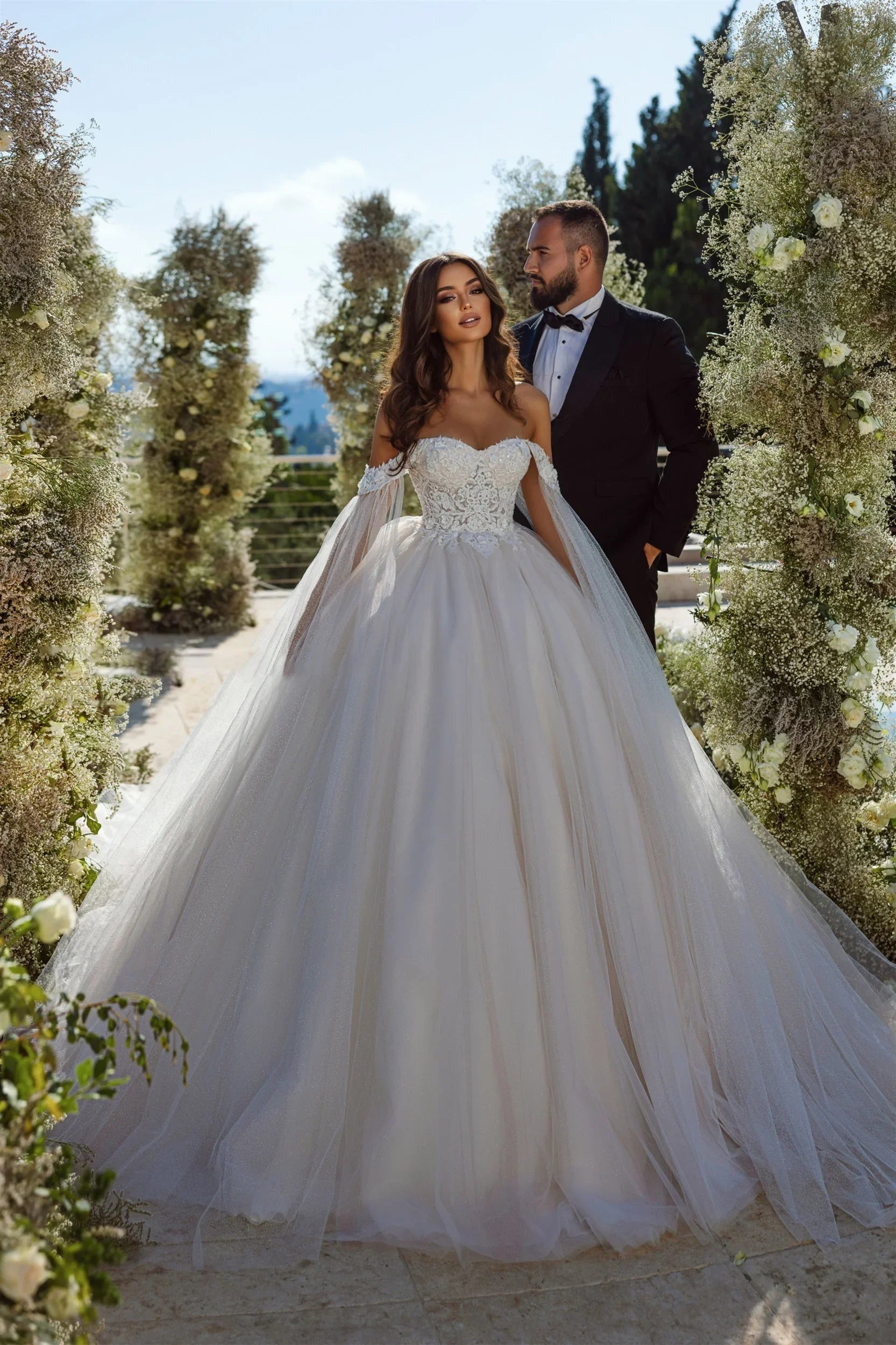 Elegantes A-Linien-Brautkleid mit schulterfreiem Ausschnitt, Tüllspitzenapplikationen
